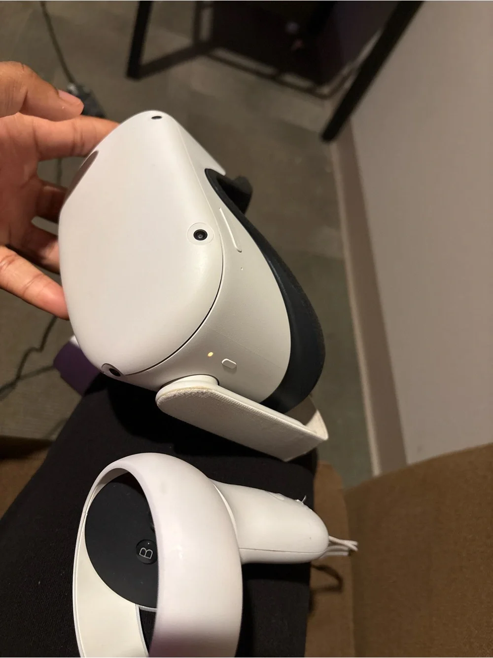 Quest 2 White VR Headset and Controller